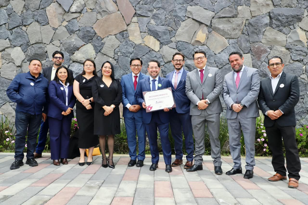 DANIEL SERRANO RECIBE PREMIO IAPEM POR AVANCES EN LA GESTIÓN MUNICIPAL DE IZCALLI