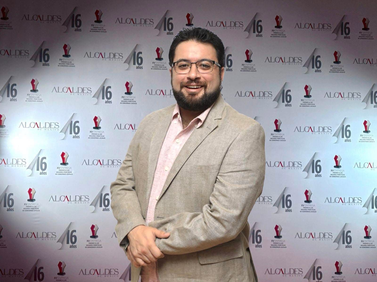 RECIBE ISAAC MONTOYA PREMIO A LAS MEJORES PRÁCTICAS DE GOBIERNOS LOCALES 2025