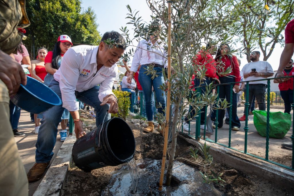 FAMILIAS DE COACALCO SE SUMAN PARA EMBELLECER LA CABECERA MUNICIPAL